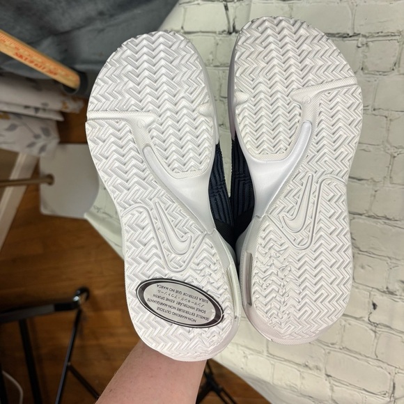 NWOBox Nike LeBron Witness VI basketball shoes kids size 4.5 = Women’s size 6 - Picture 6 of 7